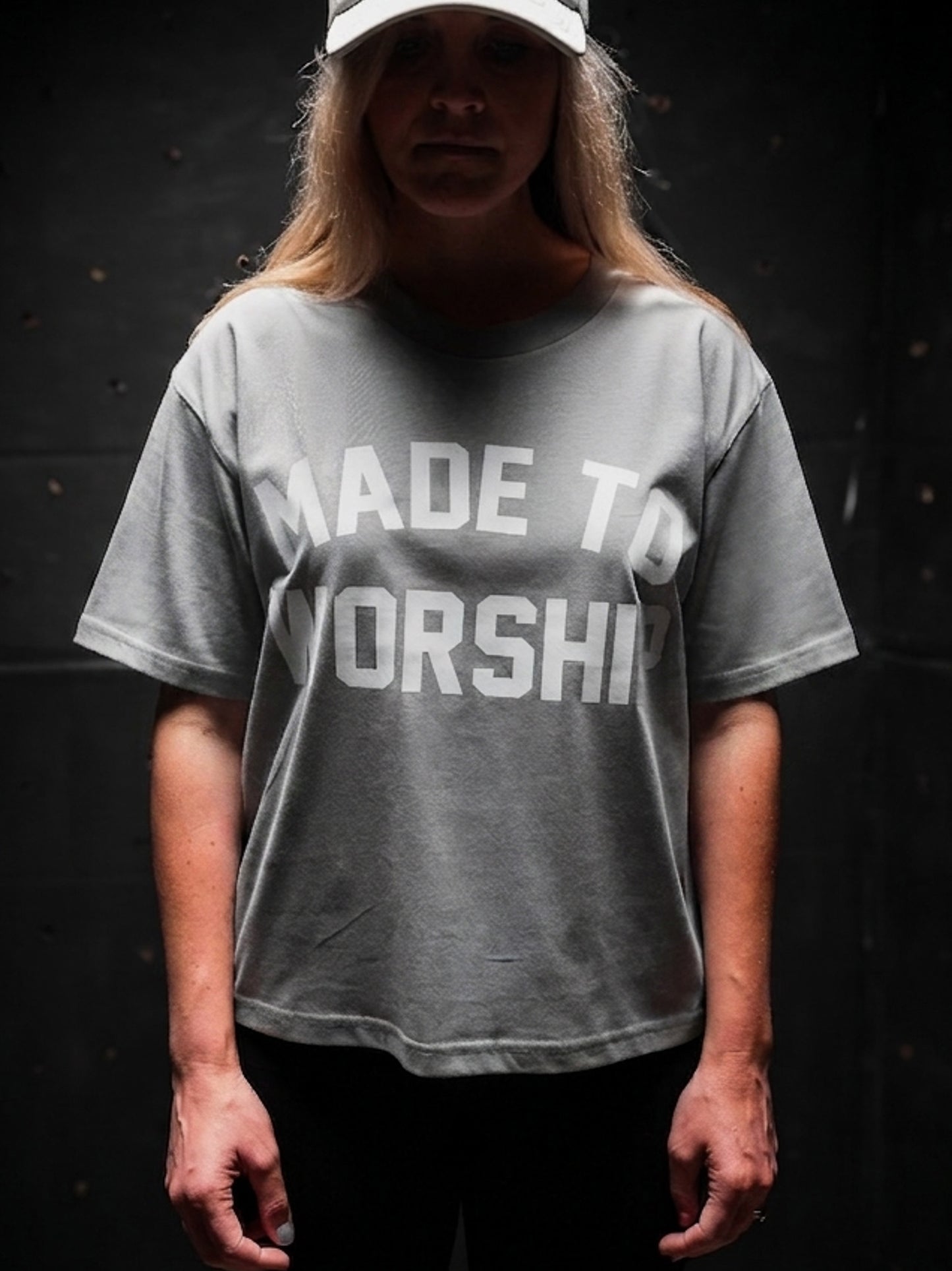 [NEW] WOMAN - MADE TO WORSHIP MARTINA TEE IN POWDER