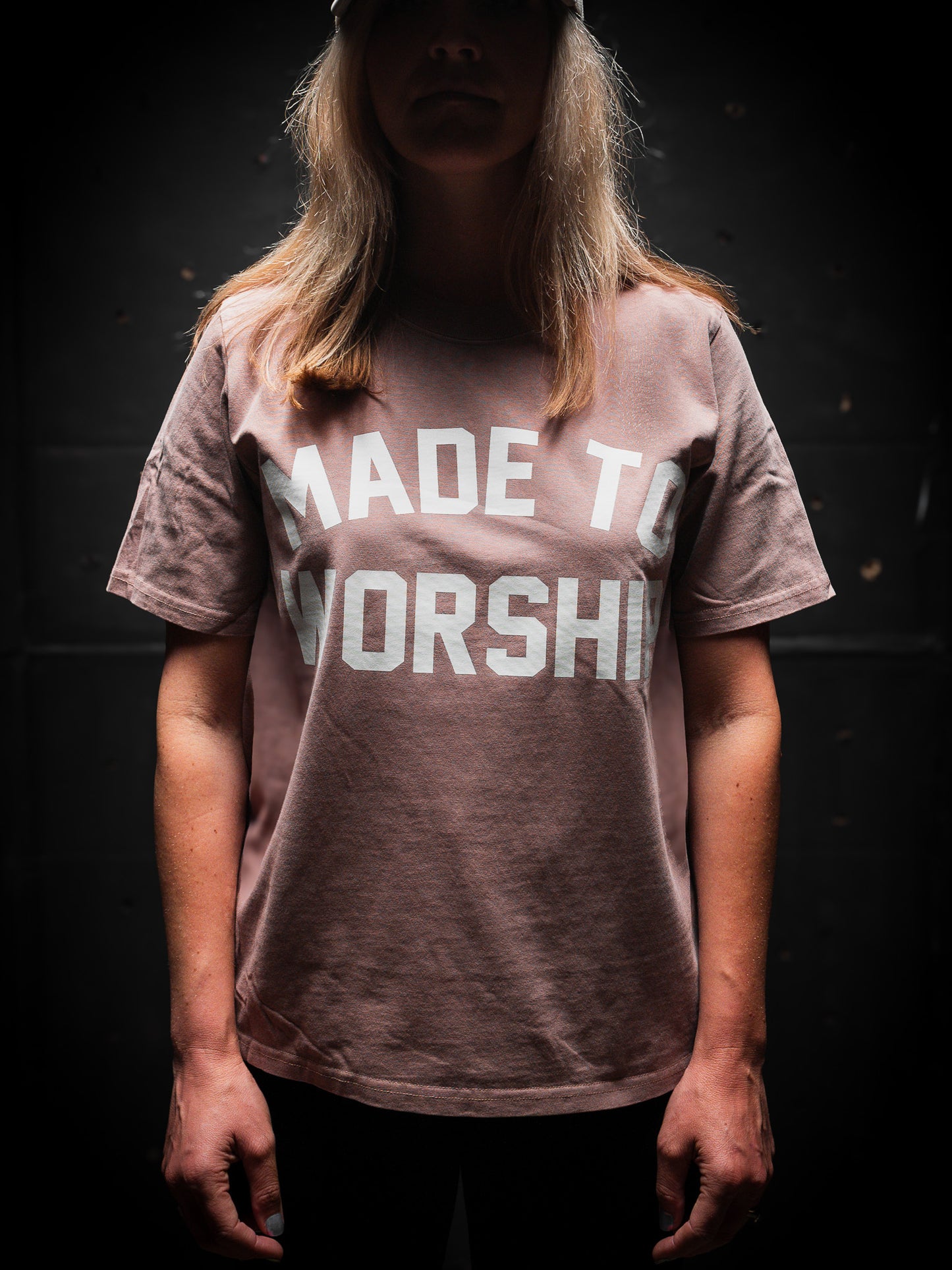 [NEW] WOMAN - MADE TO WORSHIP HEAVY TEE IN FADED PINK 7.1 oz