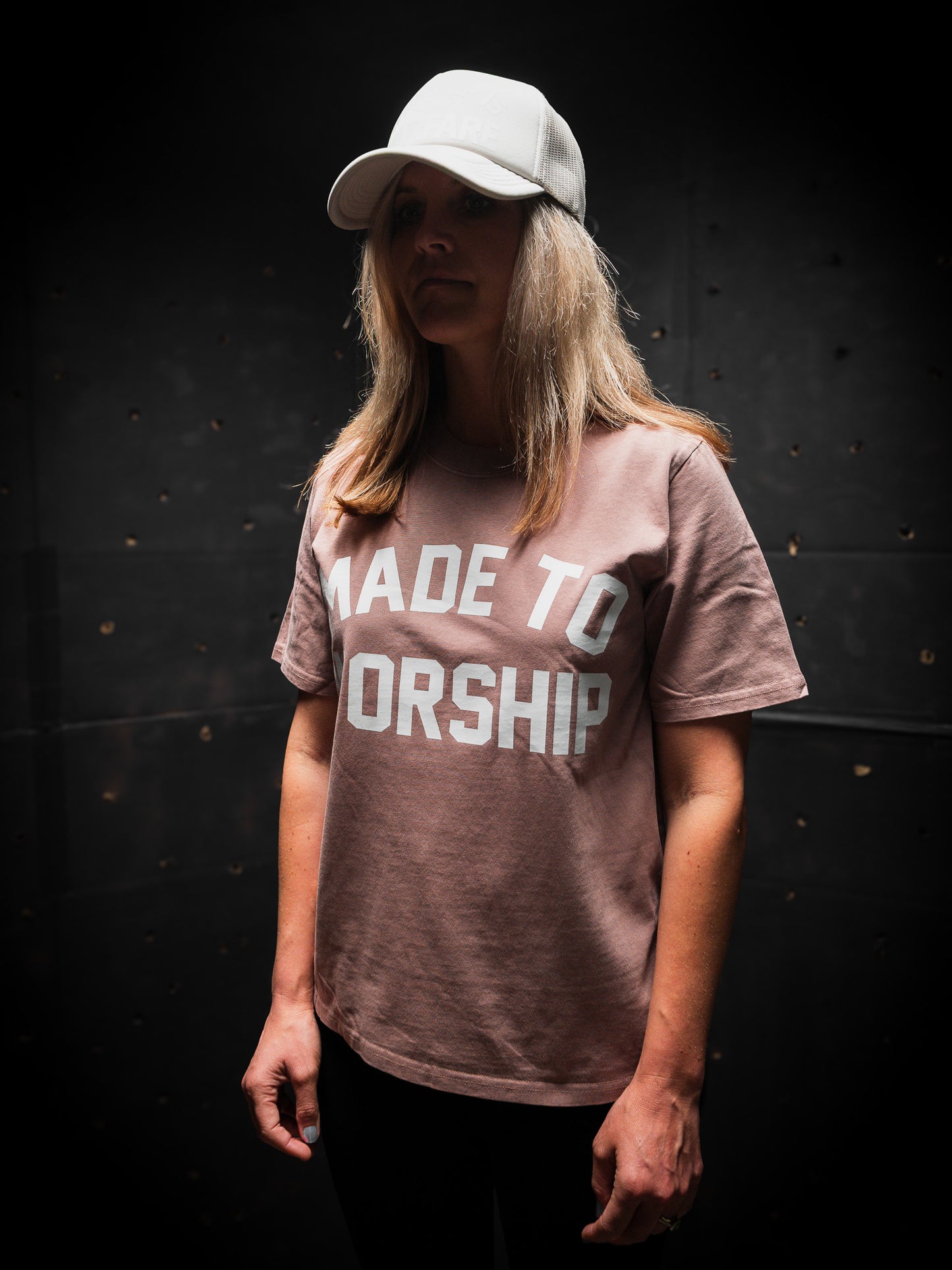 [NEW] WOMAN - MADE TO WORSHIP HEAVY TEE IN FADED PINK 7.1 oz